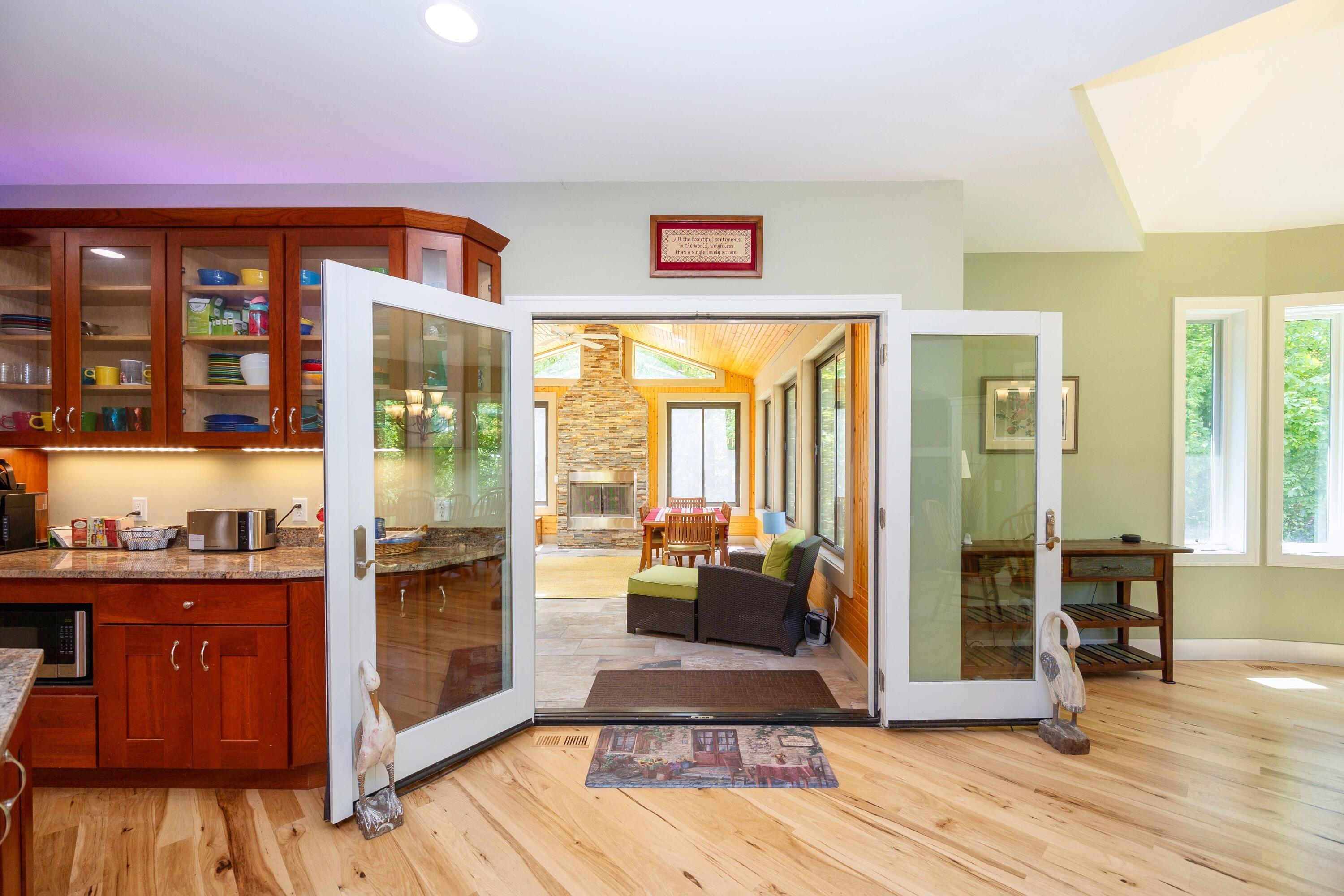 3835 Hawk Crest Road Ann Arbor, MI 48103 - Photo 38 of 102 37 Sunroom 9