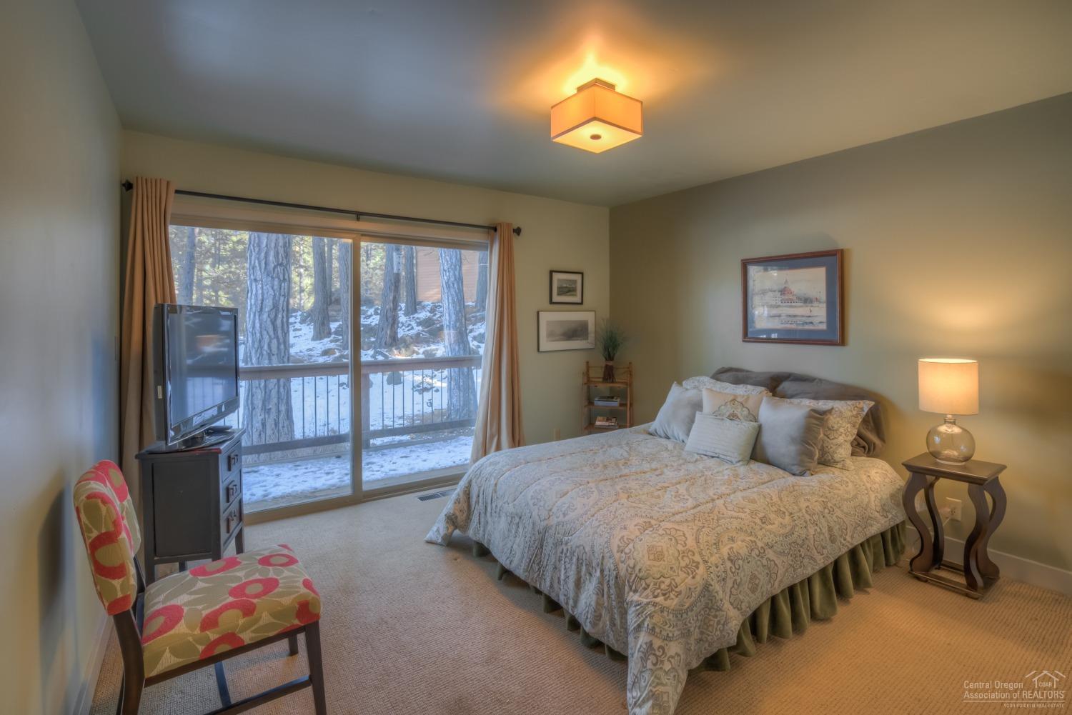 70823 Shepherd Purse Black Butte Ranch, OR 97759 - Photo 14 of 25 Guest bedroom in guest wing with private
