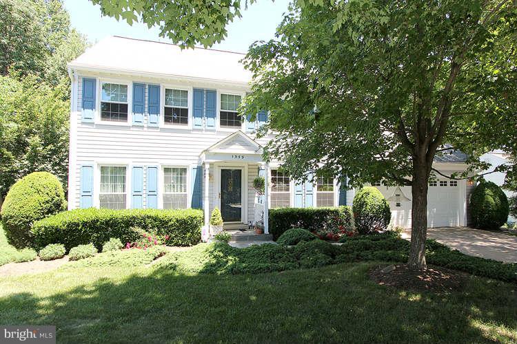 1559 Trails Edge Lane Reston, VA 20194 - Photo 1 of 30 Exterior (Front)