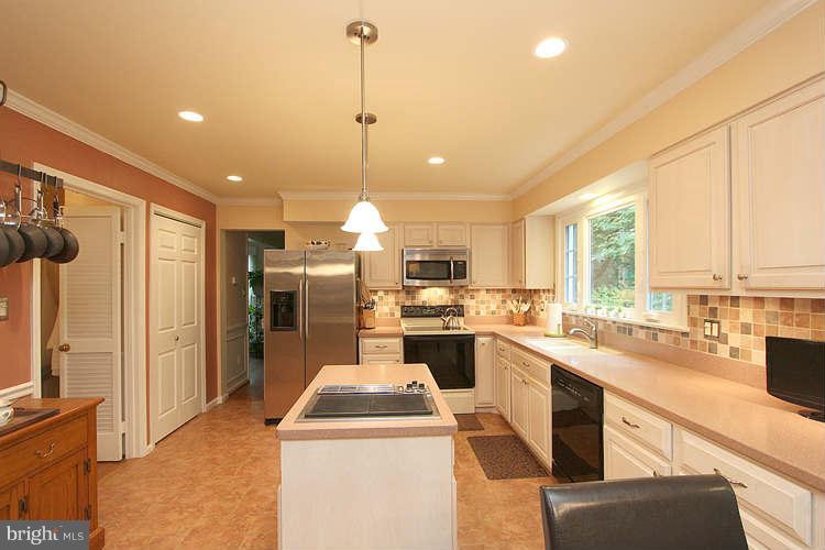 1559 Trails Edge Lane Reston, VA 20194 - Photo 12 of 30 Kitchen