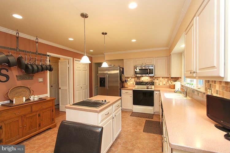 1559 Trails Edge Lane Reston, VA 20194 - Photo 13 of 30 Kitchen
