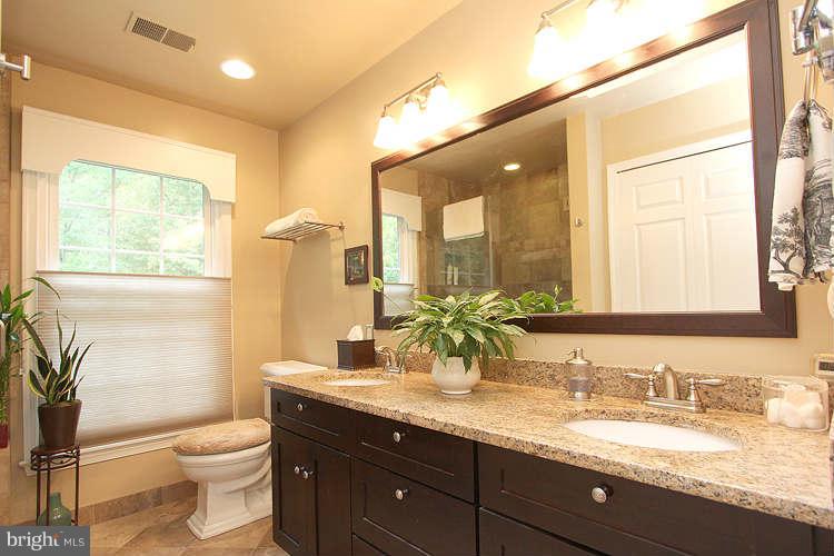 1559 Trails Edge Lane Reston, VA 20194 - Photo 21 of 30 Bath (Master)