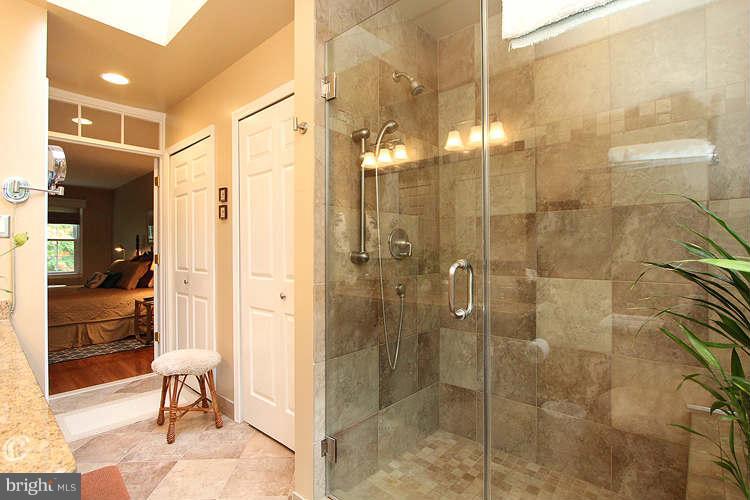 1559 Trails Edge Lane Reston, VA 20194 - Photo 22 of 30 Bath (Master)