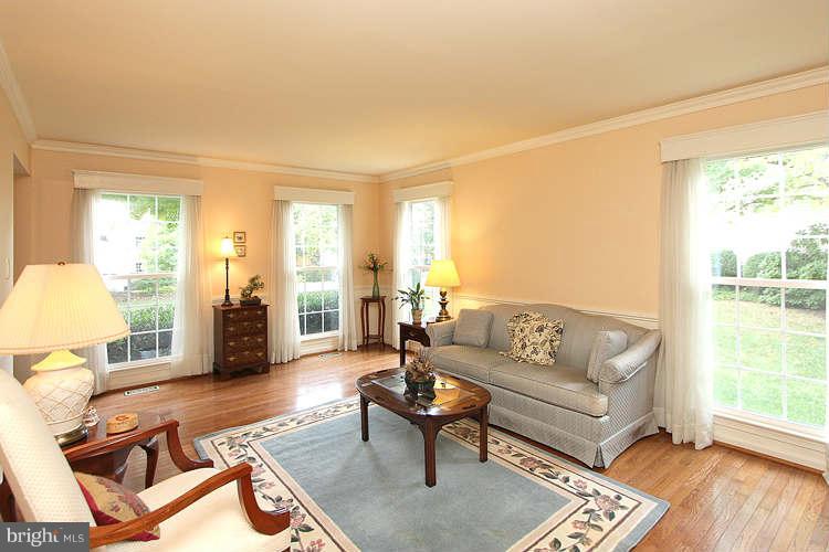 1559 Trails Edge Lane Reston, VA 20194 - Photo 4 of 30 Living Room