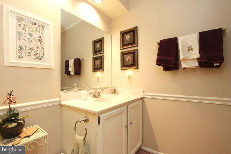 1559 Trails Edge Lane Reston, VA 20194 - Photo 8 of 30 Bath