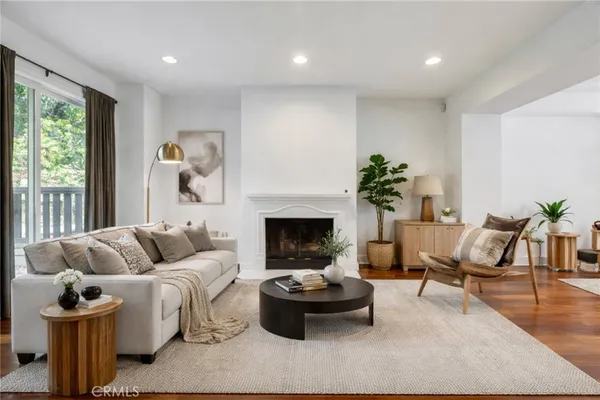 $798,000 | 6300 Honolulu Avenue, Unit 205, La Crescenta, CA 91214