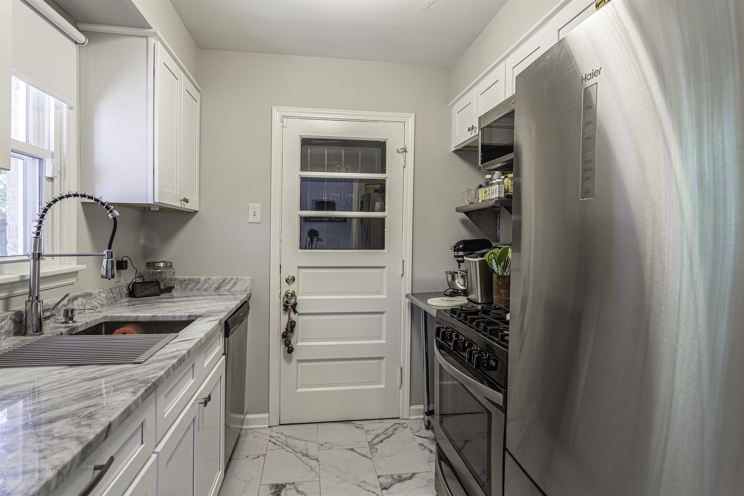 1368 Dearing Road Memphis, TN 38117 - Photo 8 of 19 a kitchen with a sink stove and cabinets