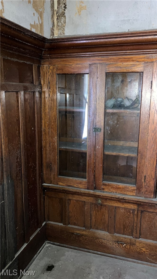 772 Lakeview Road Cleveland, OH 44108 - Photo 14 of 31 DR Built-ins