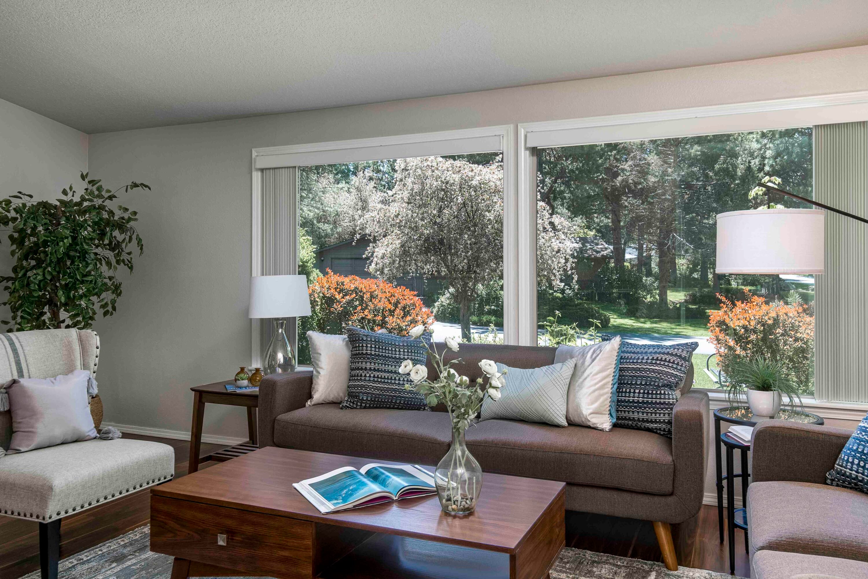20410 Mainline Road Bend, OR 97702 - Photo 5 of 33 Light and bright living room