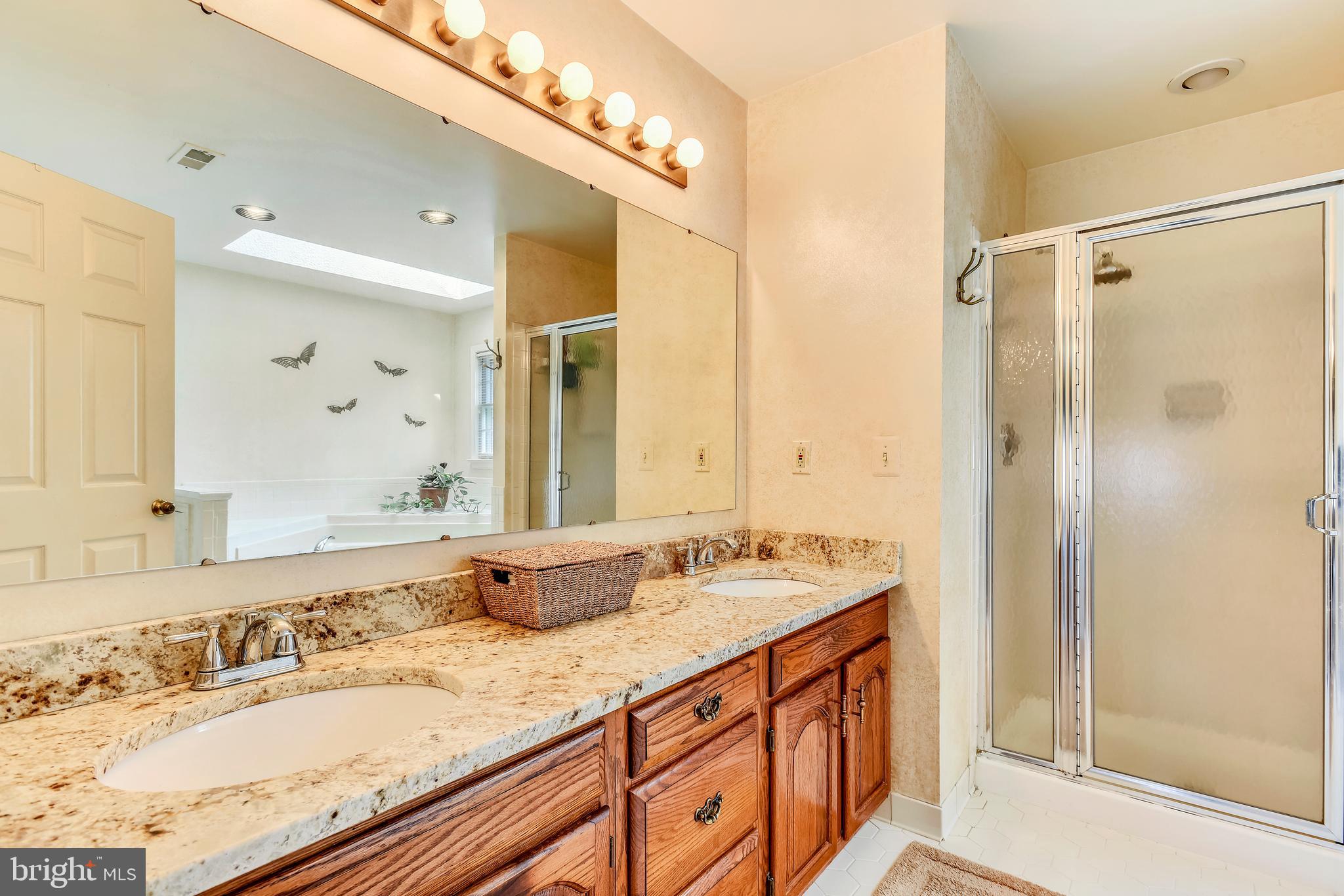 19 Rutledge Court Sterling, VA 20165 - Photo 22 of 36 RECENTLY INSTALLED GRANITE IN MASTER BATH