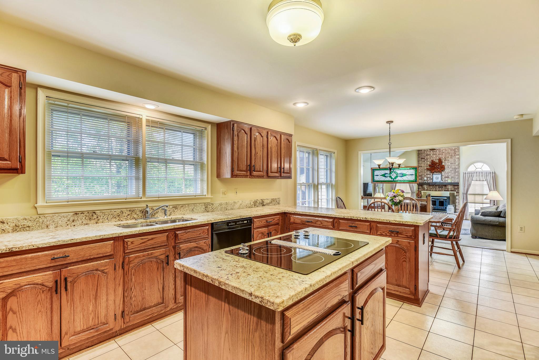 19 Rutledge Court Sterling, VA 20165 - Photo 5 of 36 LIGHT FILLED KITCHEN
