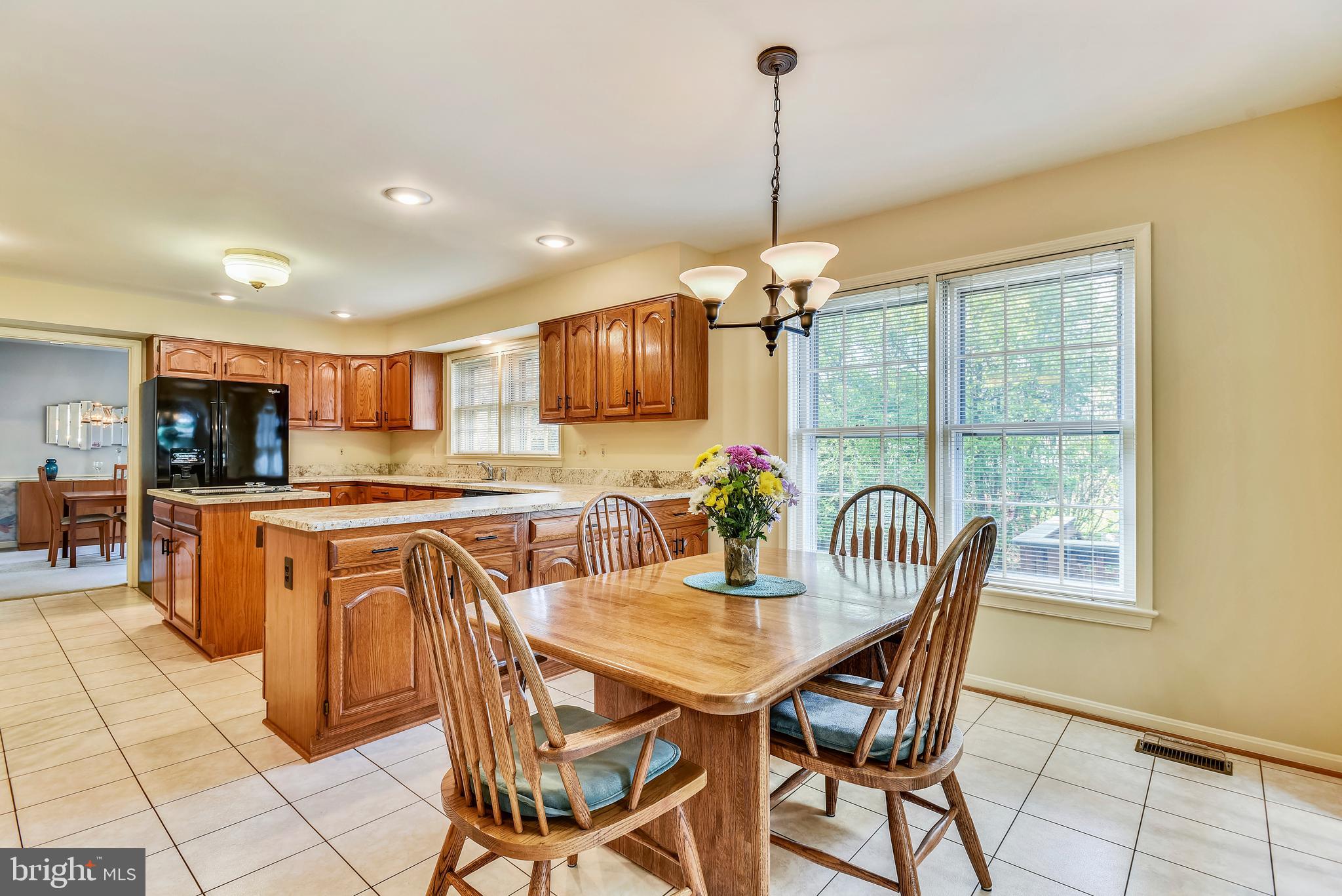 19 Rutledge Court Sterling, VA 20165 - Photo 7 of 36 LARGE KITCHEN TABLE AREA
