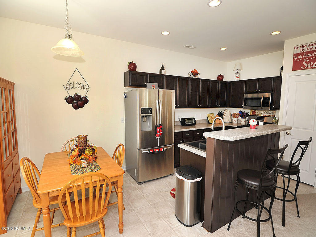 770 Bonaire Road Wilmington, NC 28412 - Photo 3 of 24 Kitchen with stainless appliances