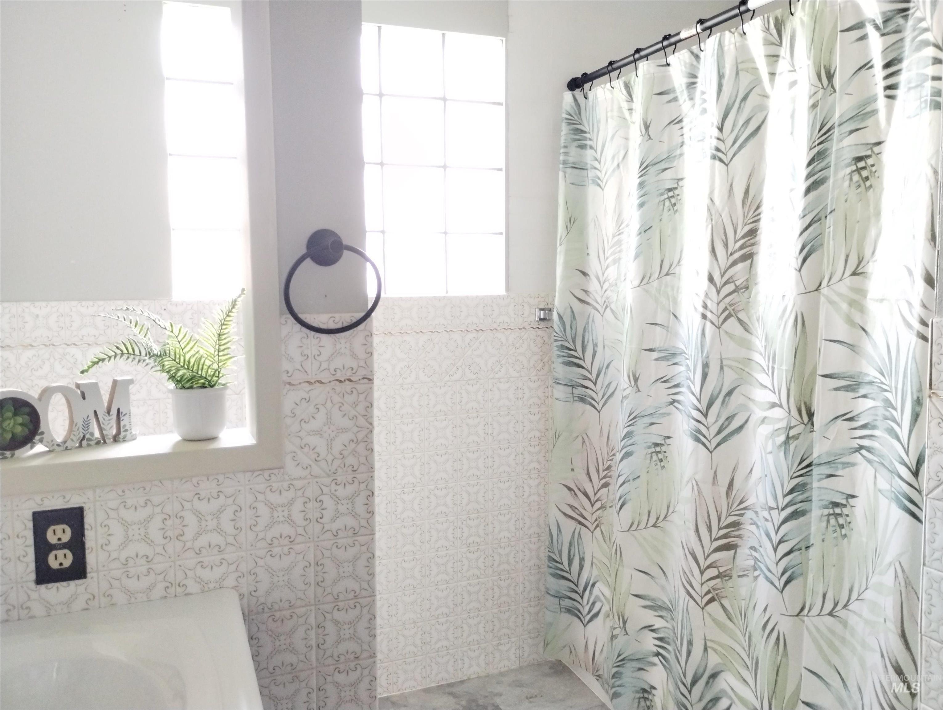 1298 East 2nd Street Weiser, ID 83672 - Photo 17 of 34 Full bathroom featuring tile walls and curtained shower
