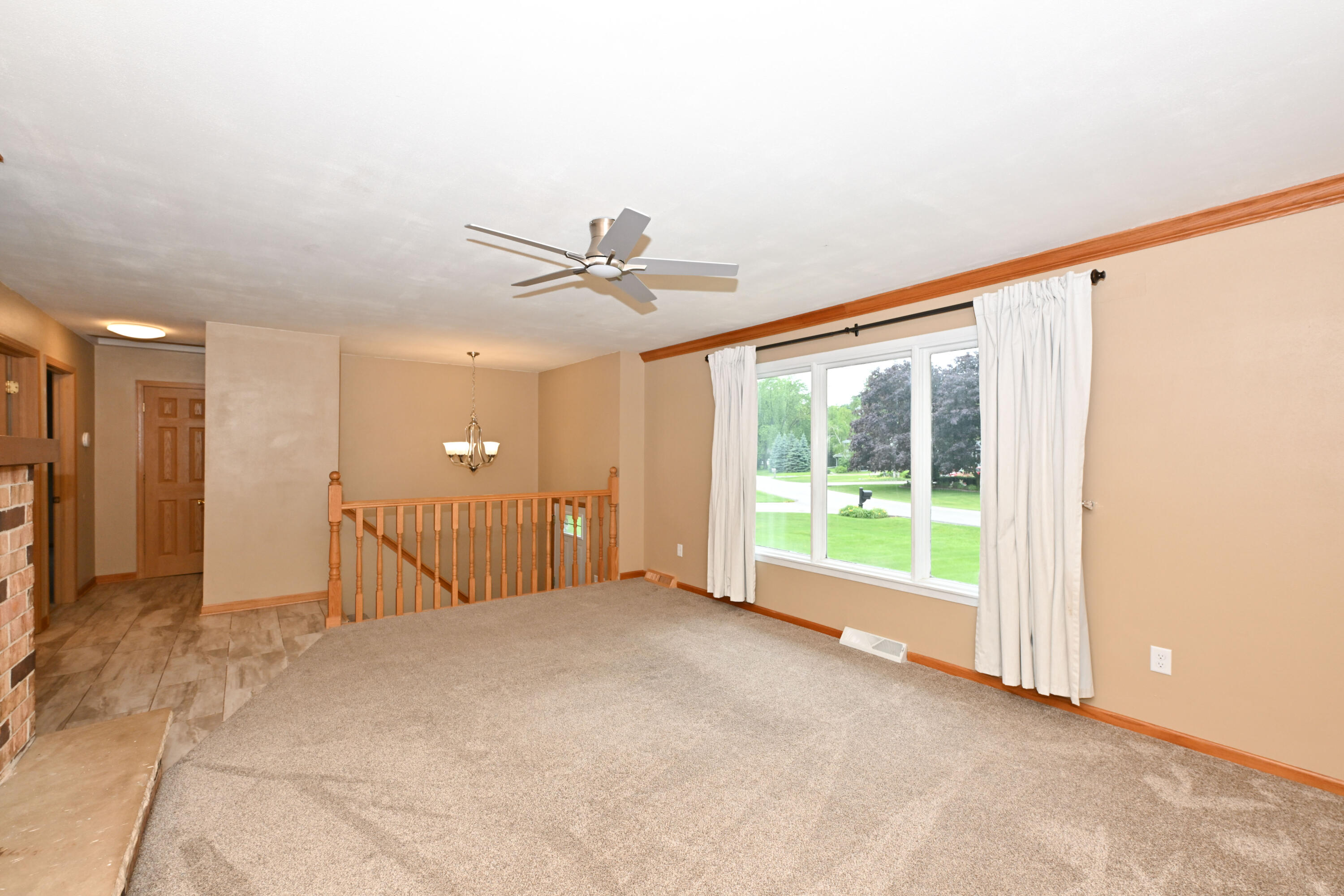 12237 West Larkspur Road Franklin, WI 53132 - Photo 8 of 42 Living Room