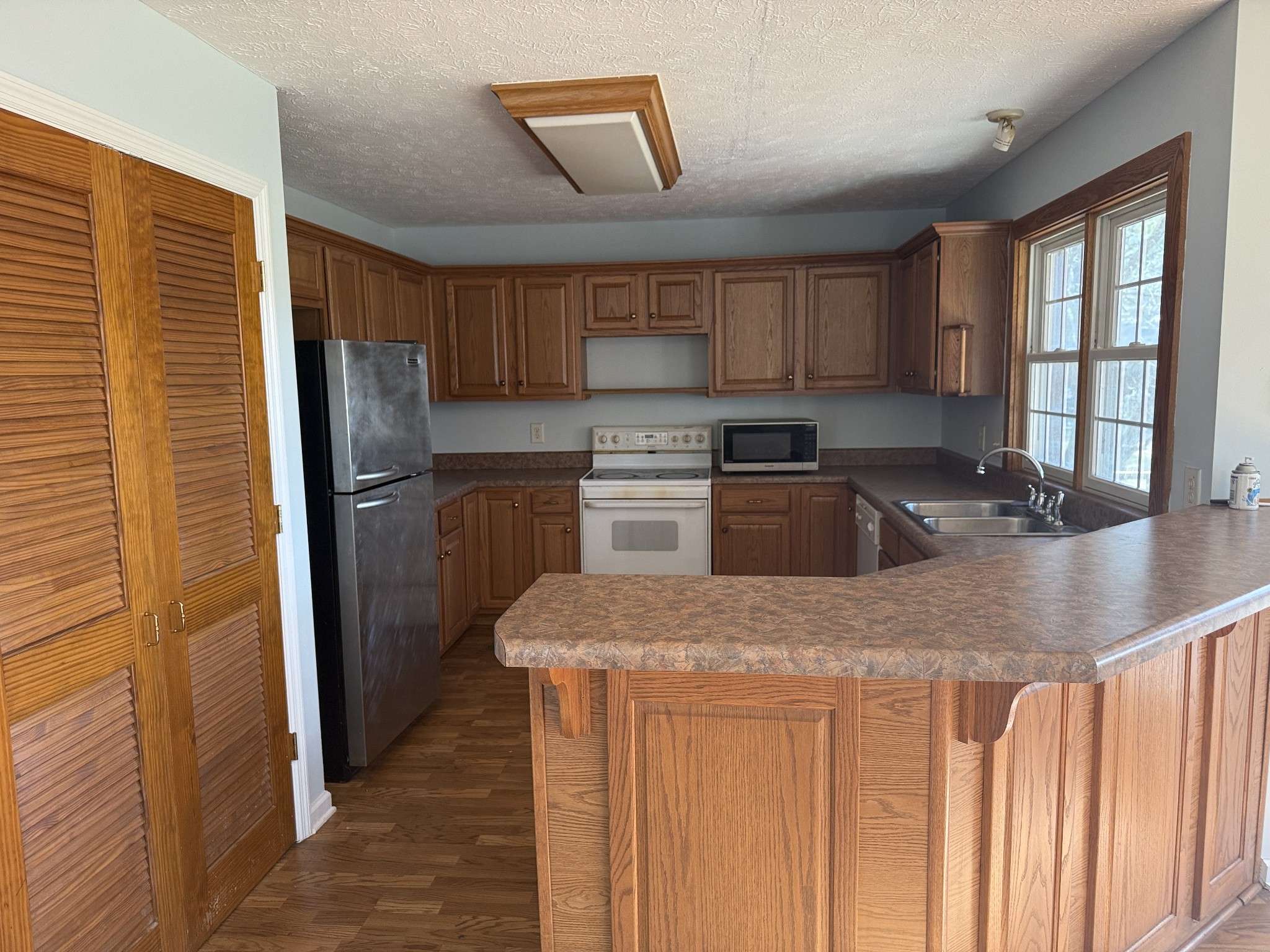 313 Murfreesboro Road Woodbury, TN 37190 - Photo 4 of 8 a kitchen with stainless steel appliances granite countertop a sink refrigerator and microwave
