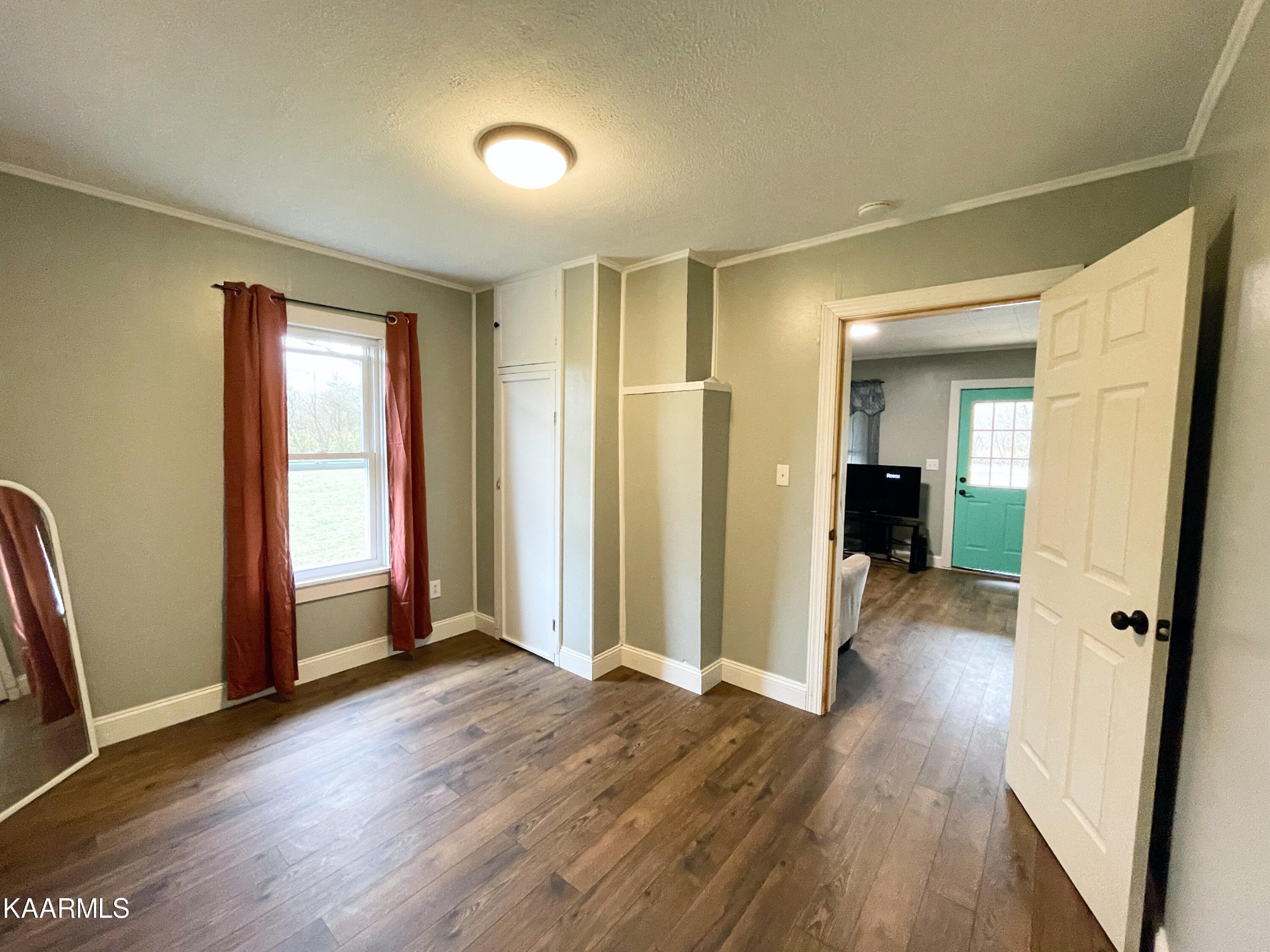 957 West Creston Road Crossville, TN 38571 - Photo 4 of 39 a view of entryway with wooden floor