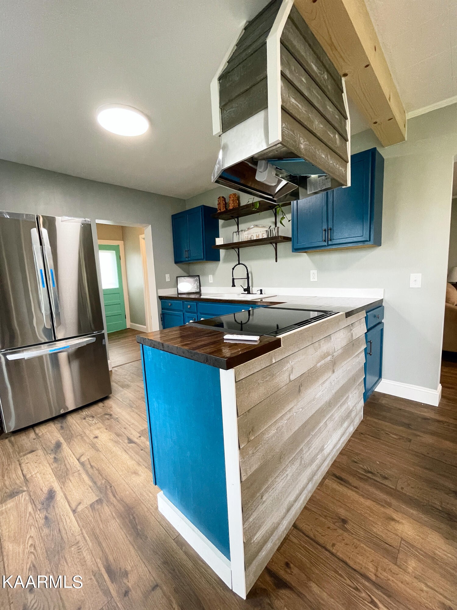957 West Creston Road Crossville, TN 38571 - Photo 8 of 39 a kitchen with stainless steel appliances granite countertop a sink a stove and a wooden floors