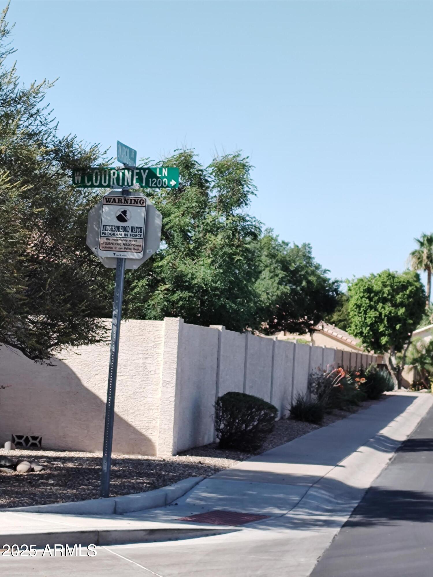 1365 West Courtney Lane Tempe, AZ 85284 - Photo 4 of 24 a view of a outdoor space
