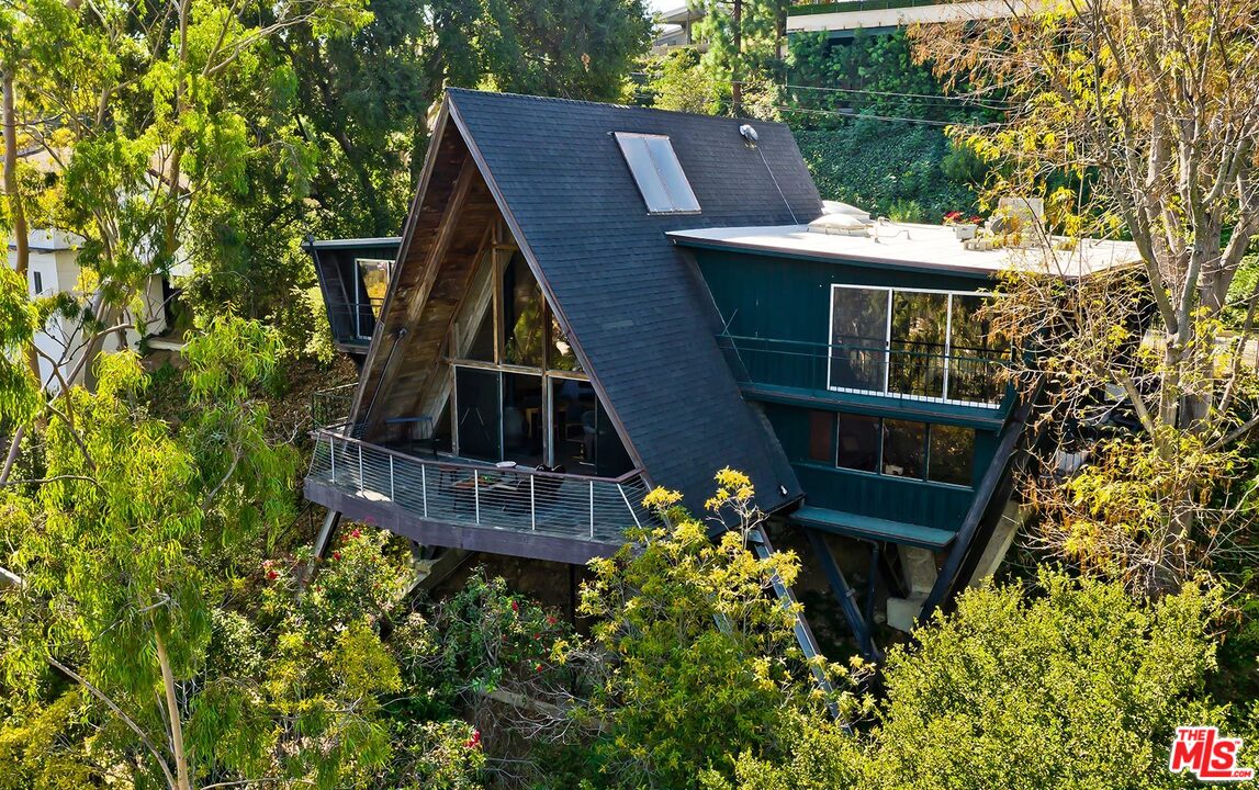 13400 Chalon Road Los Angeles, CA 90049 - Photo 1 of 22 Gallery Image 1