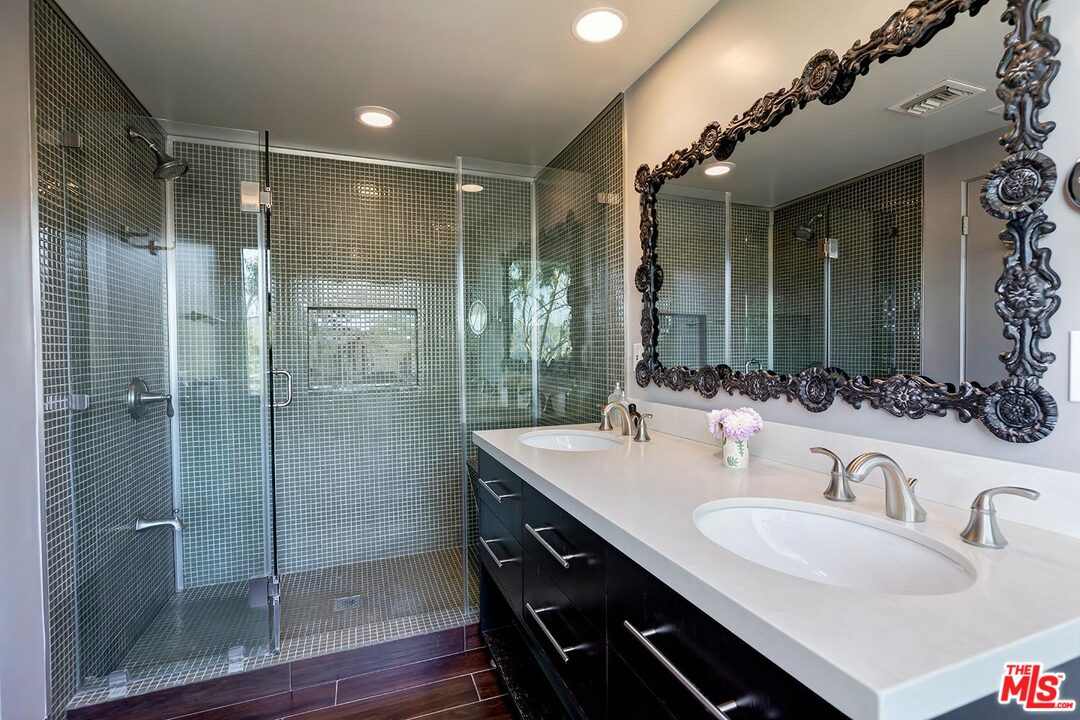 13400 Chalon Road Los Angeles, CA 90049 - Photo 11 of 22 Gallery Image 11