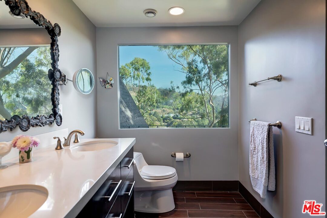 13400 Chalon Road Los Angeles, CA 90049 - Photo 12 of 22 Gallery Image 12