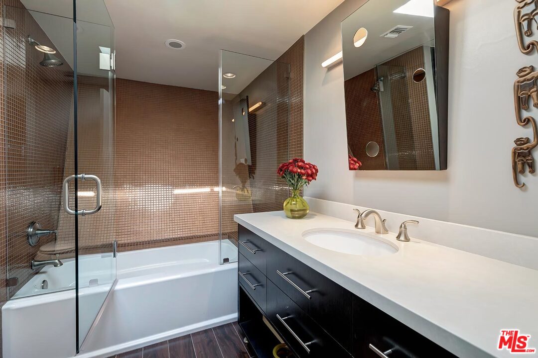 13400 Chalon Road Los Angeles, CA 90049 - Photo 15 of 22 Gallery Image 15
