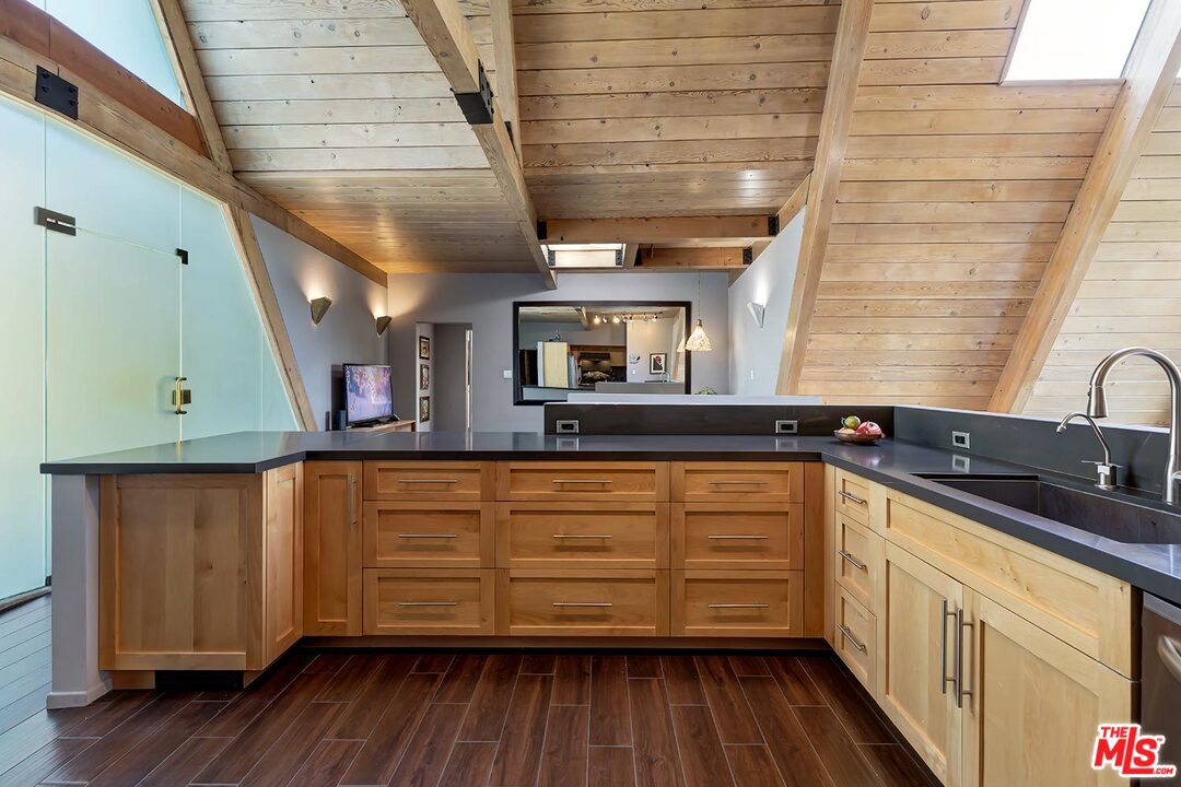 13400 Chalon Road Los Angeles, CA 90049 - Photo 8 of 22 Gallery Image 8