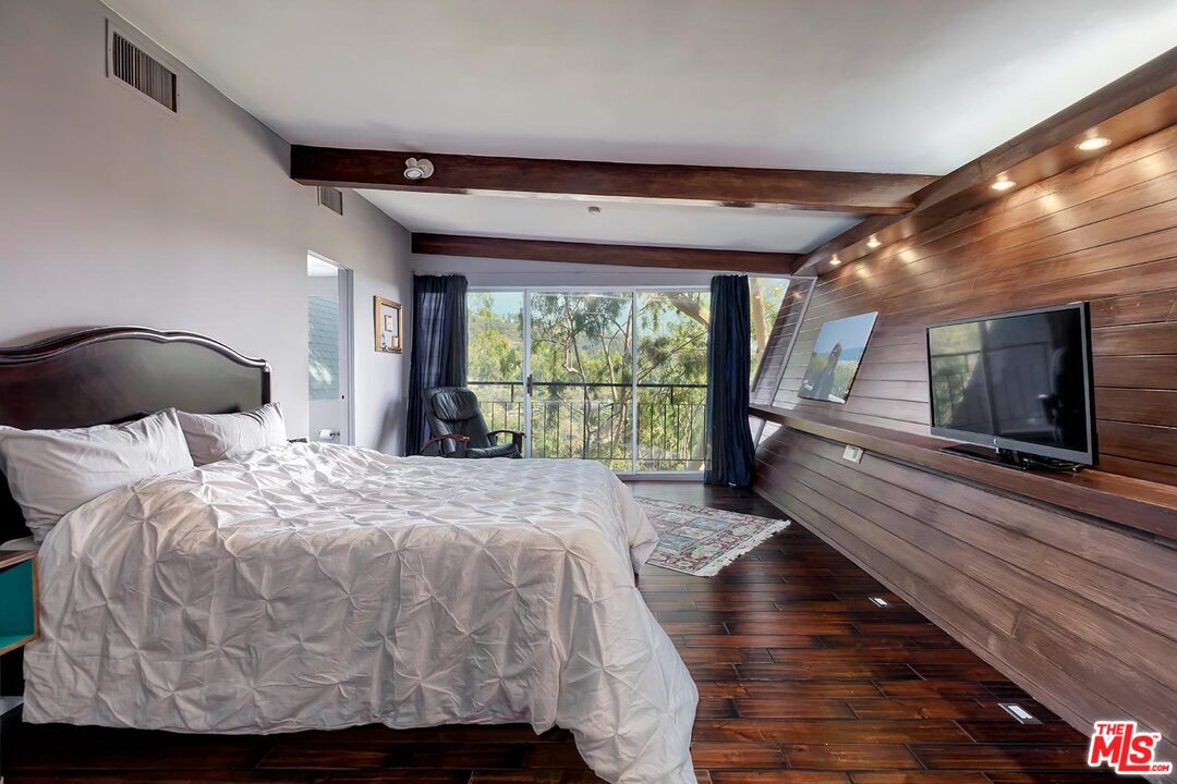 13400 Chalon Road Los Angeles, CA 90049 - Photo 9 of 22 Gallery Image 9