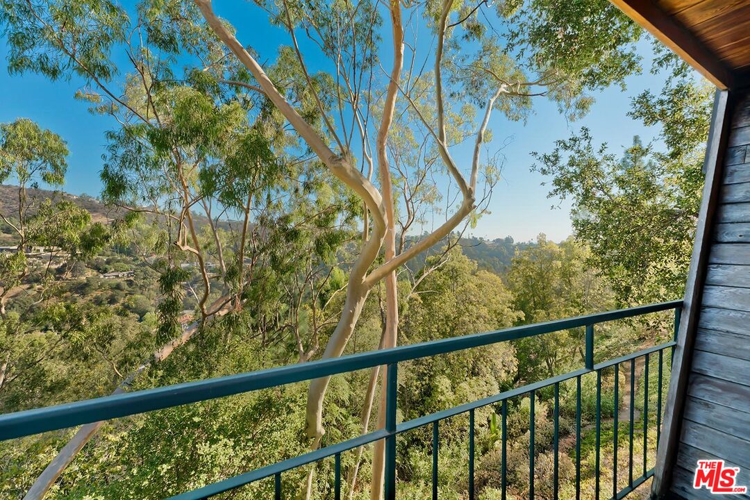 13400 Chalon Road Los Angeles, CA 90049 - Photo 10 of 22 Gallery Image 10