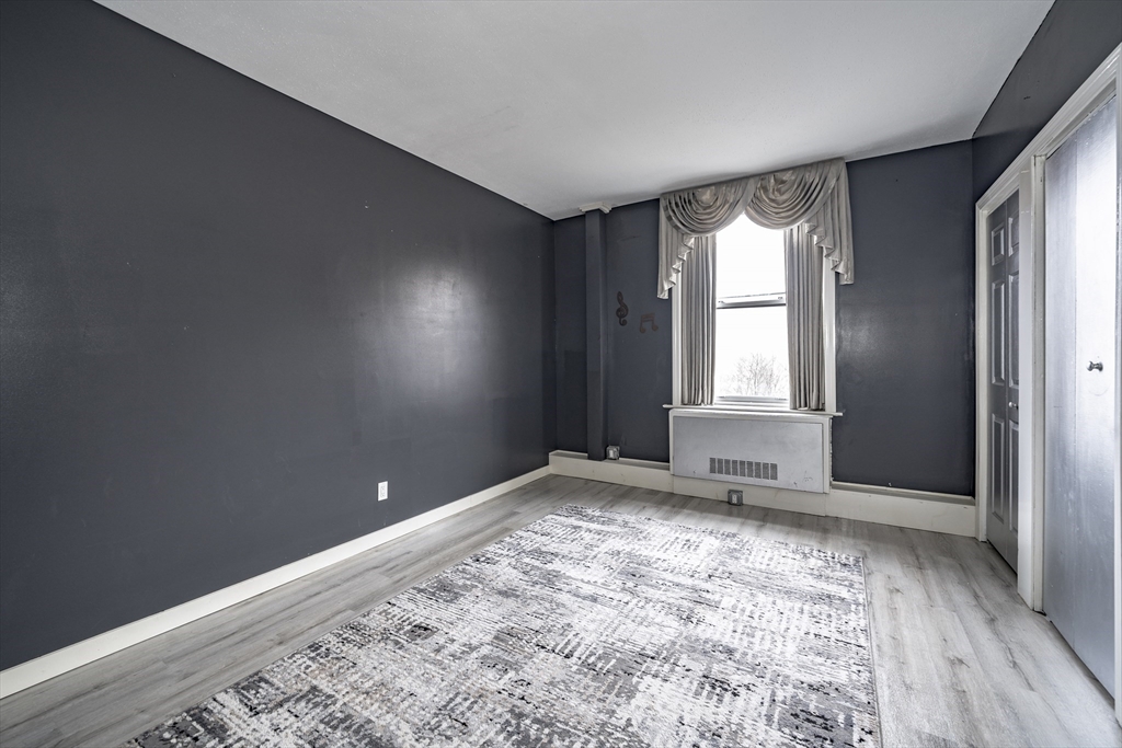 140 Chestnut Street, Unit 310 Springfield, MA 01103 - Photo 13 of 25 an empty room with windows