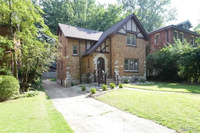 $2,595 | 7342 Carleton Avenue, University City, MO 63130
