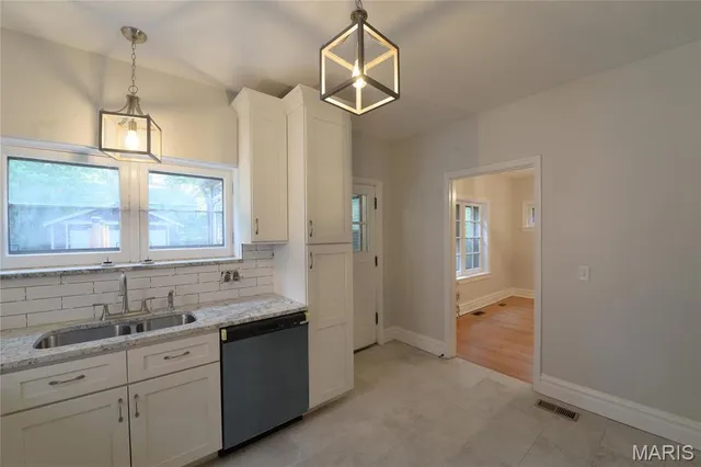 $2,595 | 7342 Carleton Avenue, University City, MO 63130