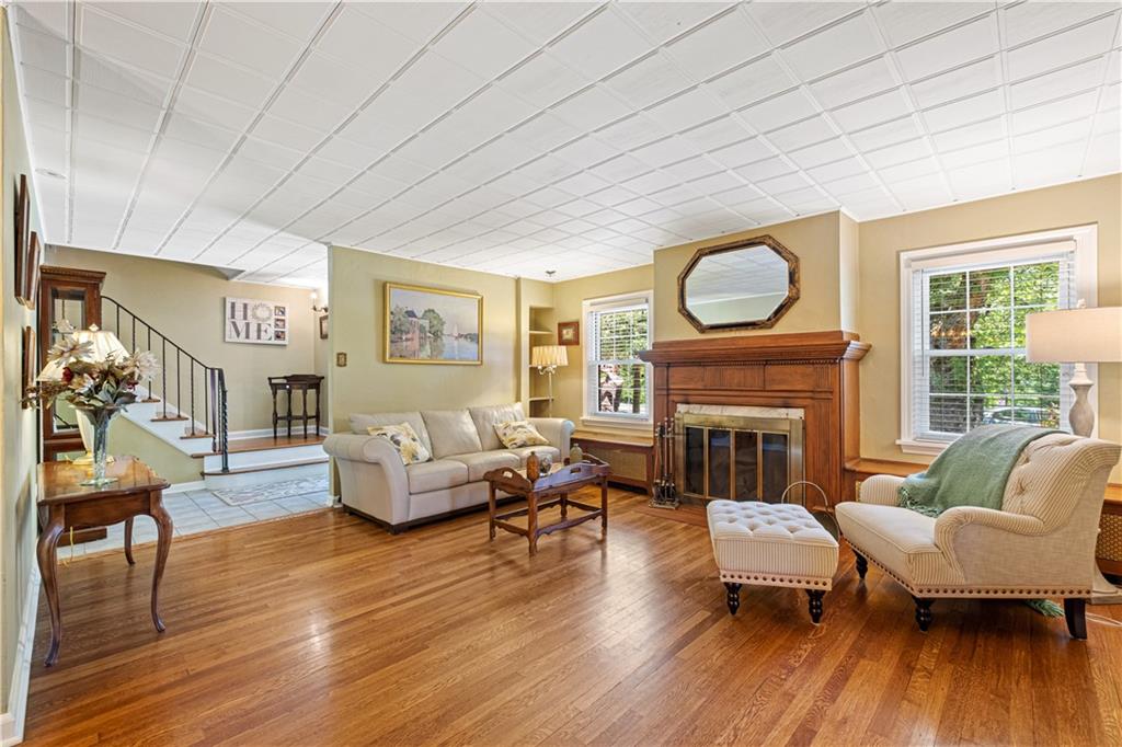 215 Iroquois Road Pittsburgh, PA 15241 - Photo 4 of 25 Gallery Image 4