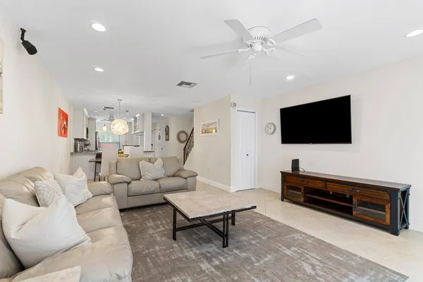 $3,690 | 842 Southeast 19th Avenue, Unit 103, Deerfield Beach, FL 33441