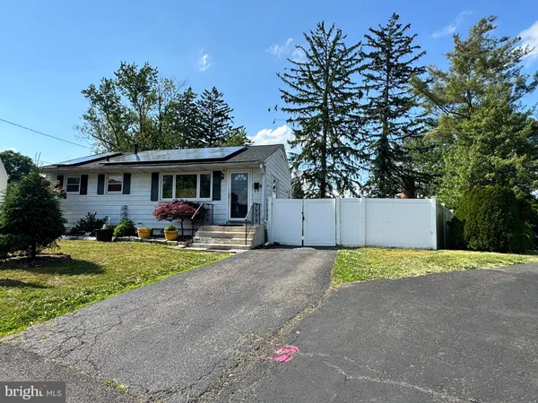 a view of a house with backyard and garden