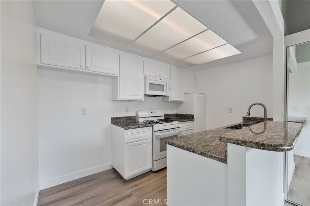 16040 Leffingwell Road, Unit 30 Whittier, CA 90603 - Photo 9 of 30 Kitchen