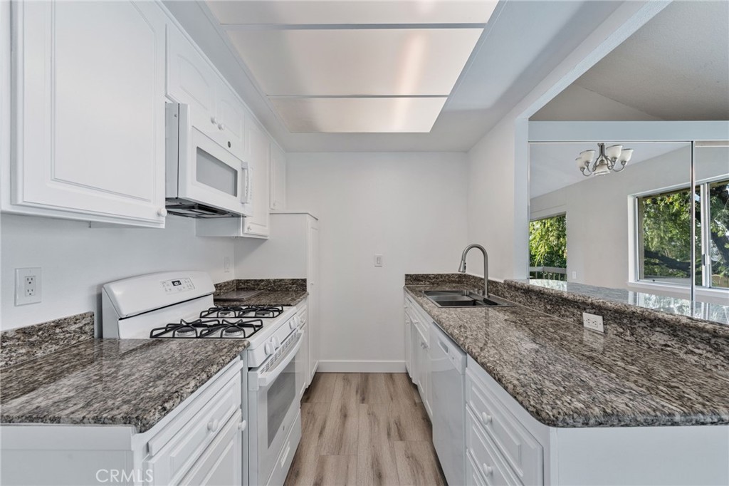 16040 Leffingwell Road, Unit 30 Whittier, CA 90603 - Photo 10 of 30 Kitchen