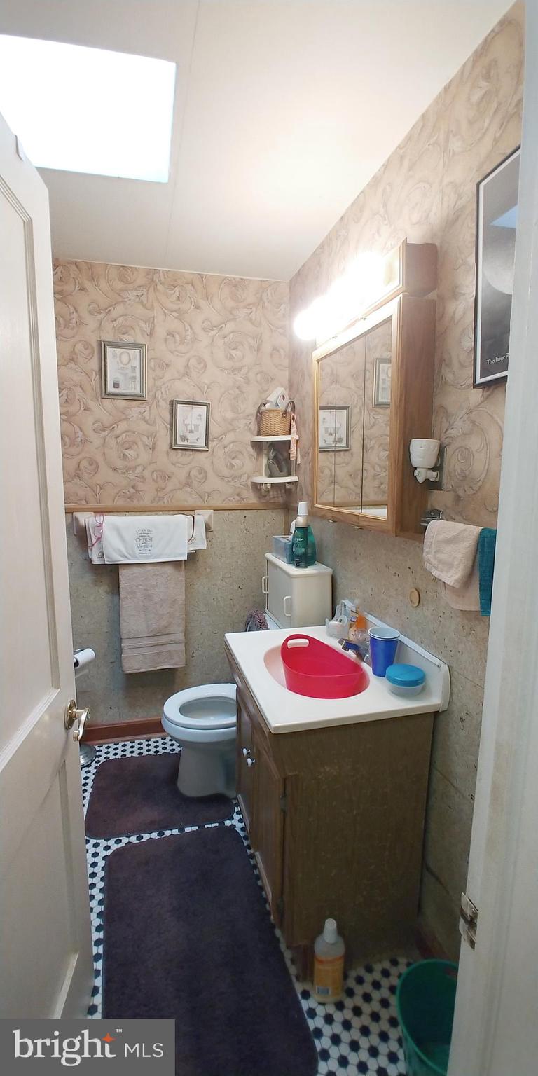 385 Marydell Road Baltimore, MD 21229 - Photo 18 of 29 2nd Floor Full Bath