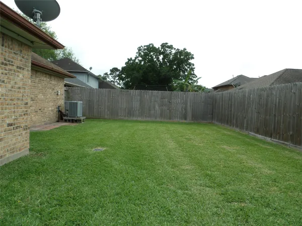$1,700 | 5917 Red River Drive, Dickinson, TX 77539