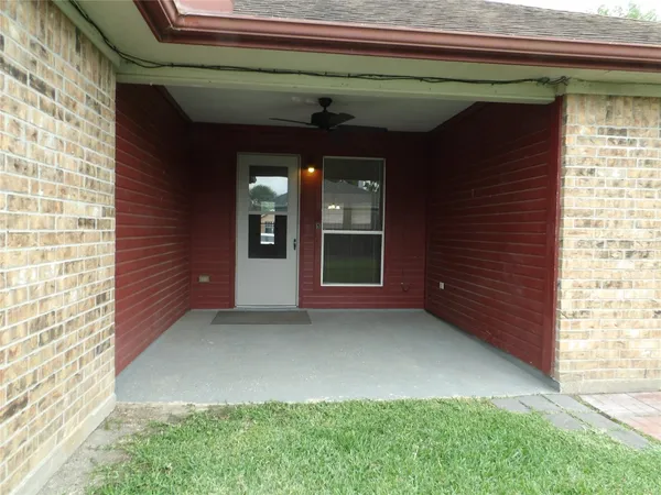 $1,700 | 5917 Red River Drive, Dickinson, TX 77539