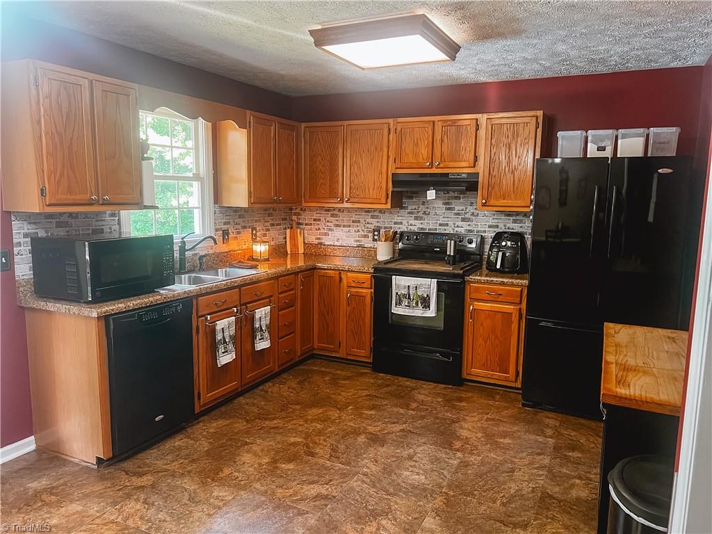 146 South Bridgewater Road Mount Airy, NC 27030 - Photo 14 of 31