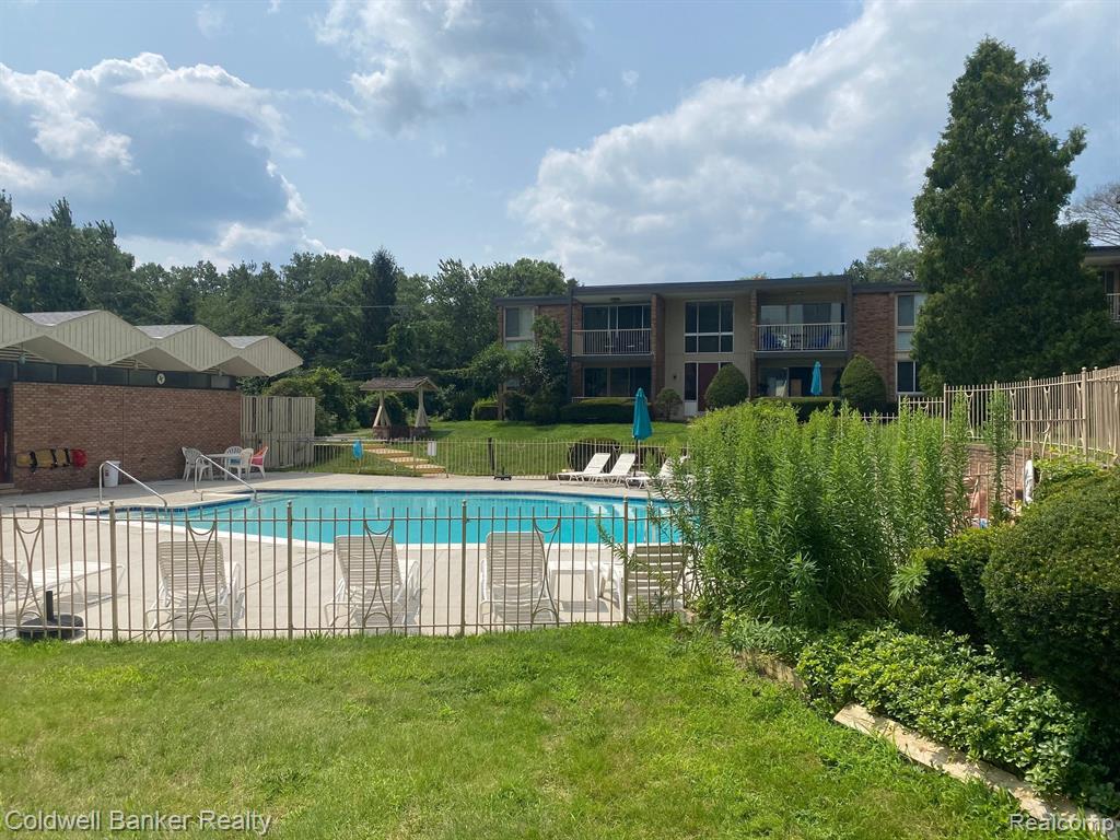 4045 West Maple Road, Unit 202 Bloomfield Hills, MI 48301 - Photo 4 of 23