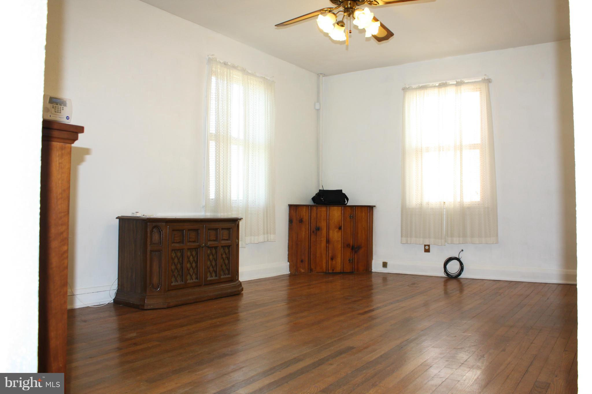 29 Clipper Road Baltimore, MD 21221 - Photo 8 of 27 Living Room