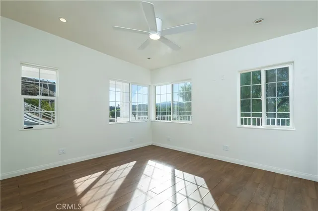 a view of yard with green space