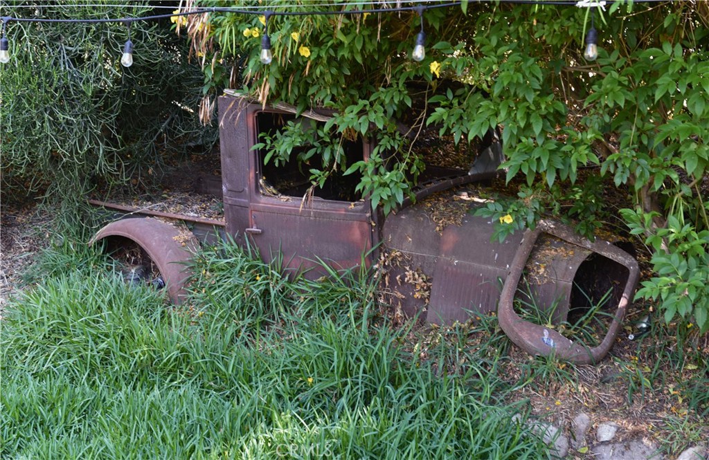 10161 Foothill Boulevard Sylmar, CA 91342 - Photo 64 of 65 Yard art