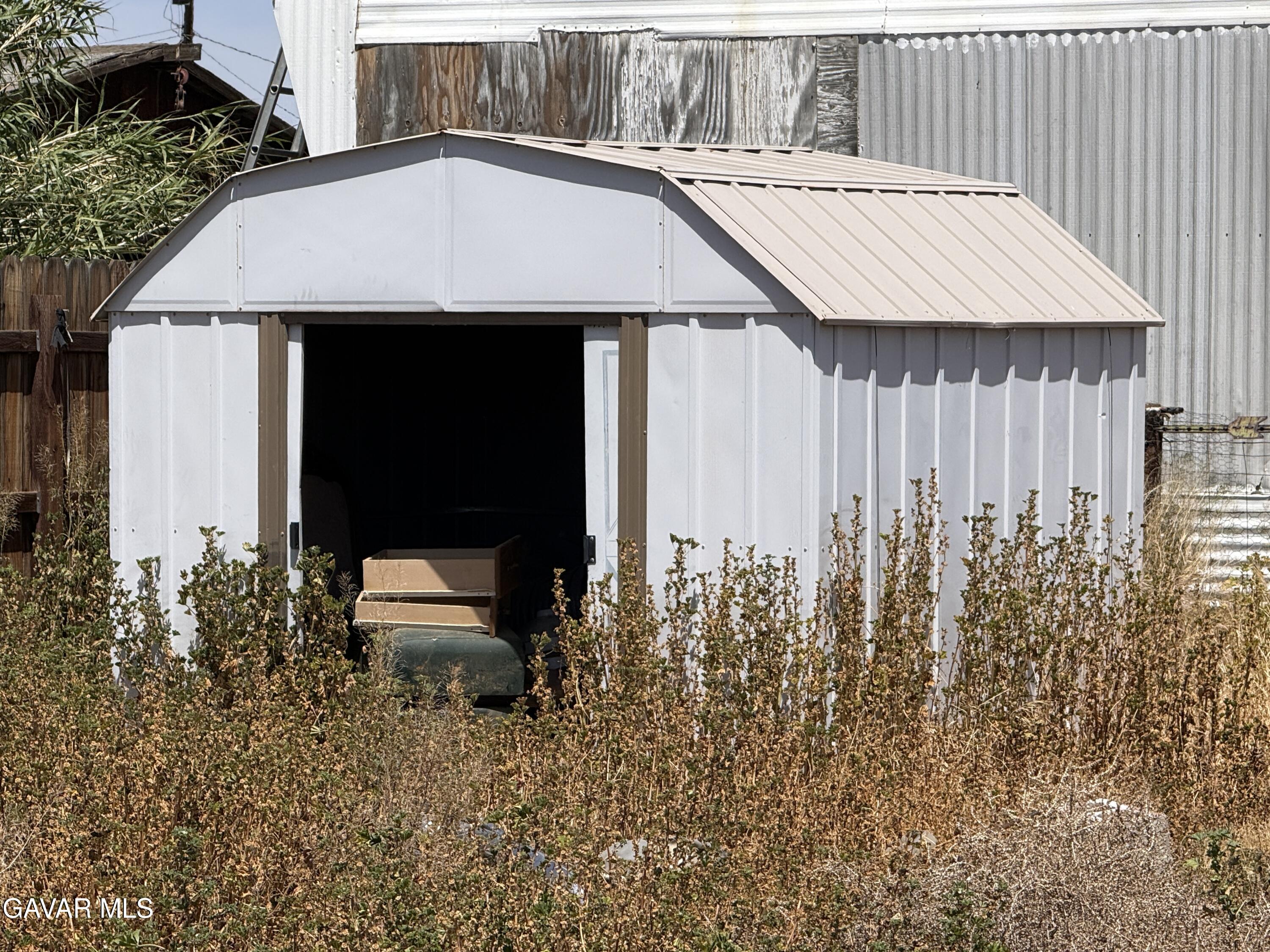 18296 Claymine Road Edwards, CA 93523 - Photo 4 of 9 IMG_1033