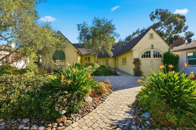 a view of a yard in front of house