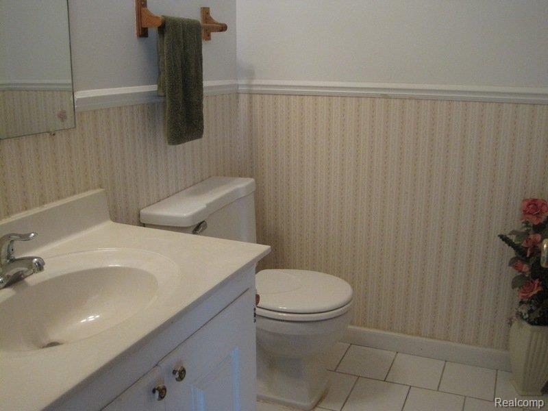 7599 Kingsbridge Road Canton, MI 48187 - Photo 18 of 29 Powder Room