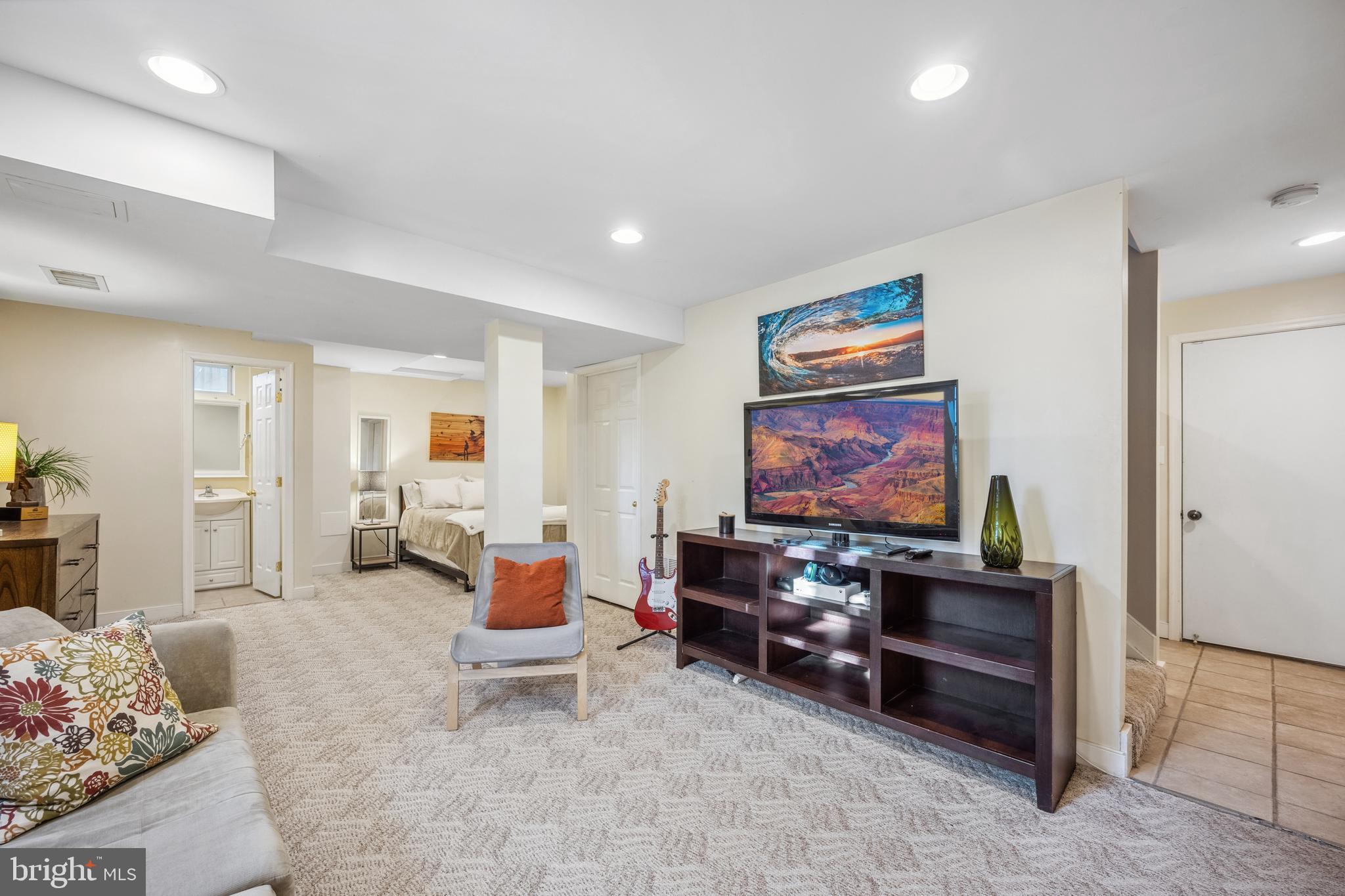 10655 John Ayres Drive Fairfax, VA 22032 - Photo 31 of 57 a living room with furniture and a flat screen tv